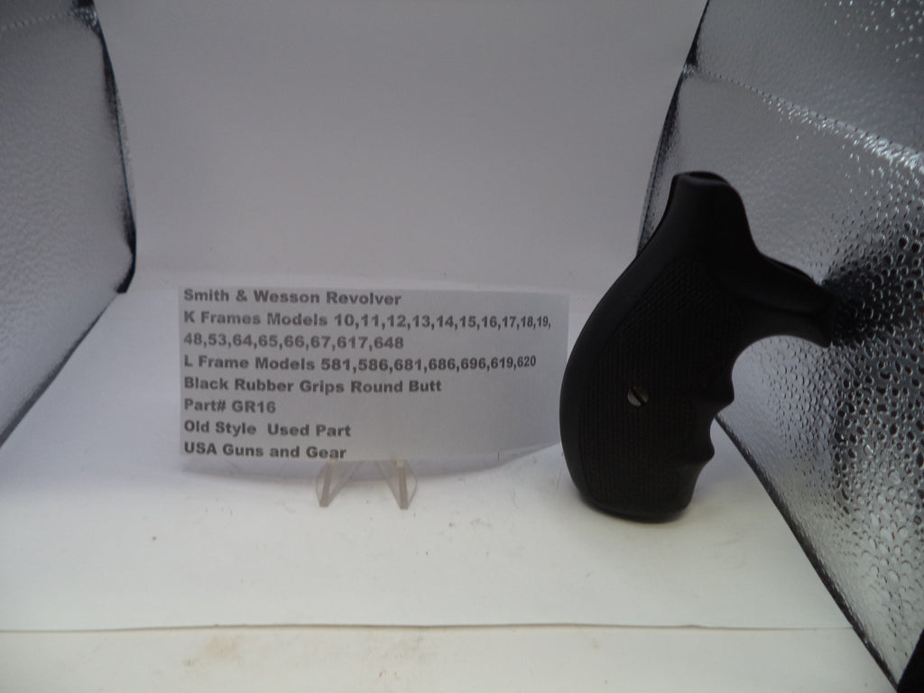 Black rubber grip on a stand with descriptive card in a gray case