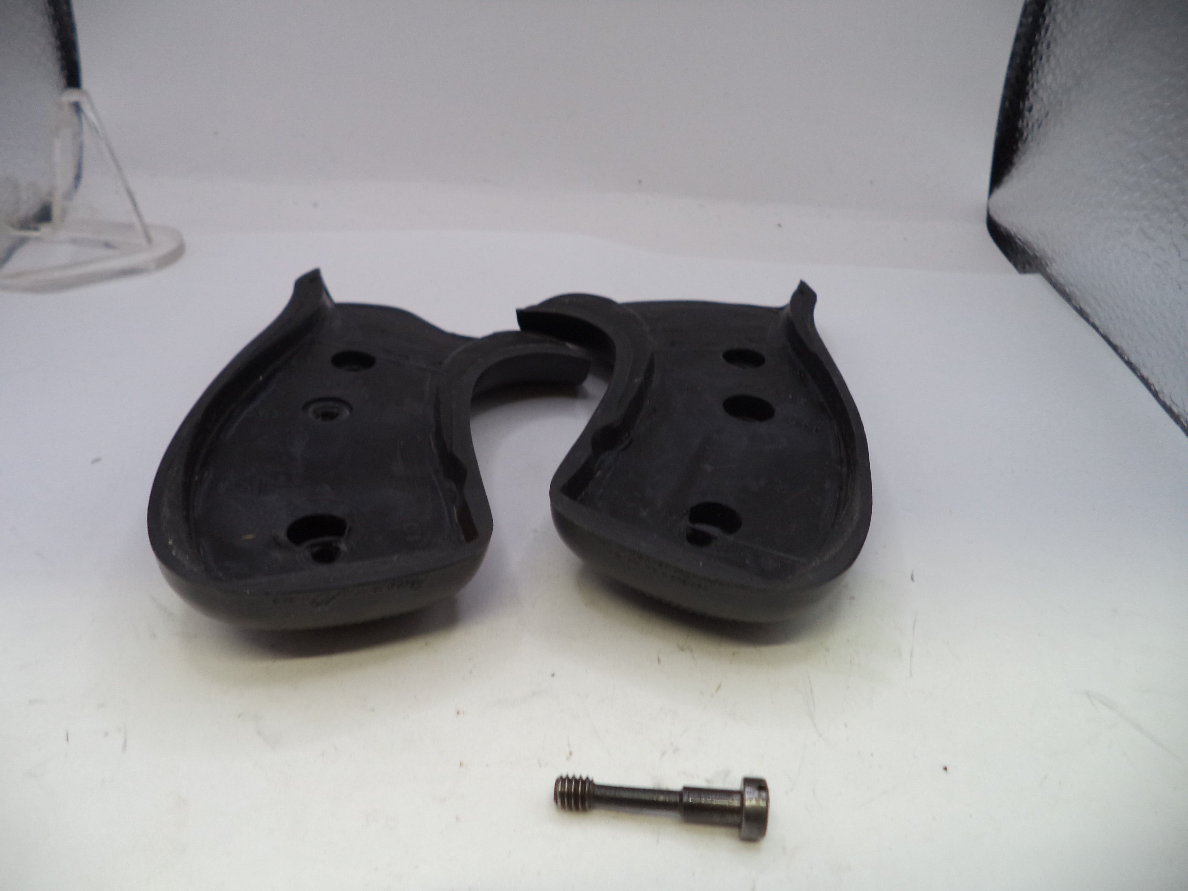 Smith & Wesson K & L Frame Pachmayr Presentation Compac Round Butt Black Rubber Grips - GR19