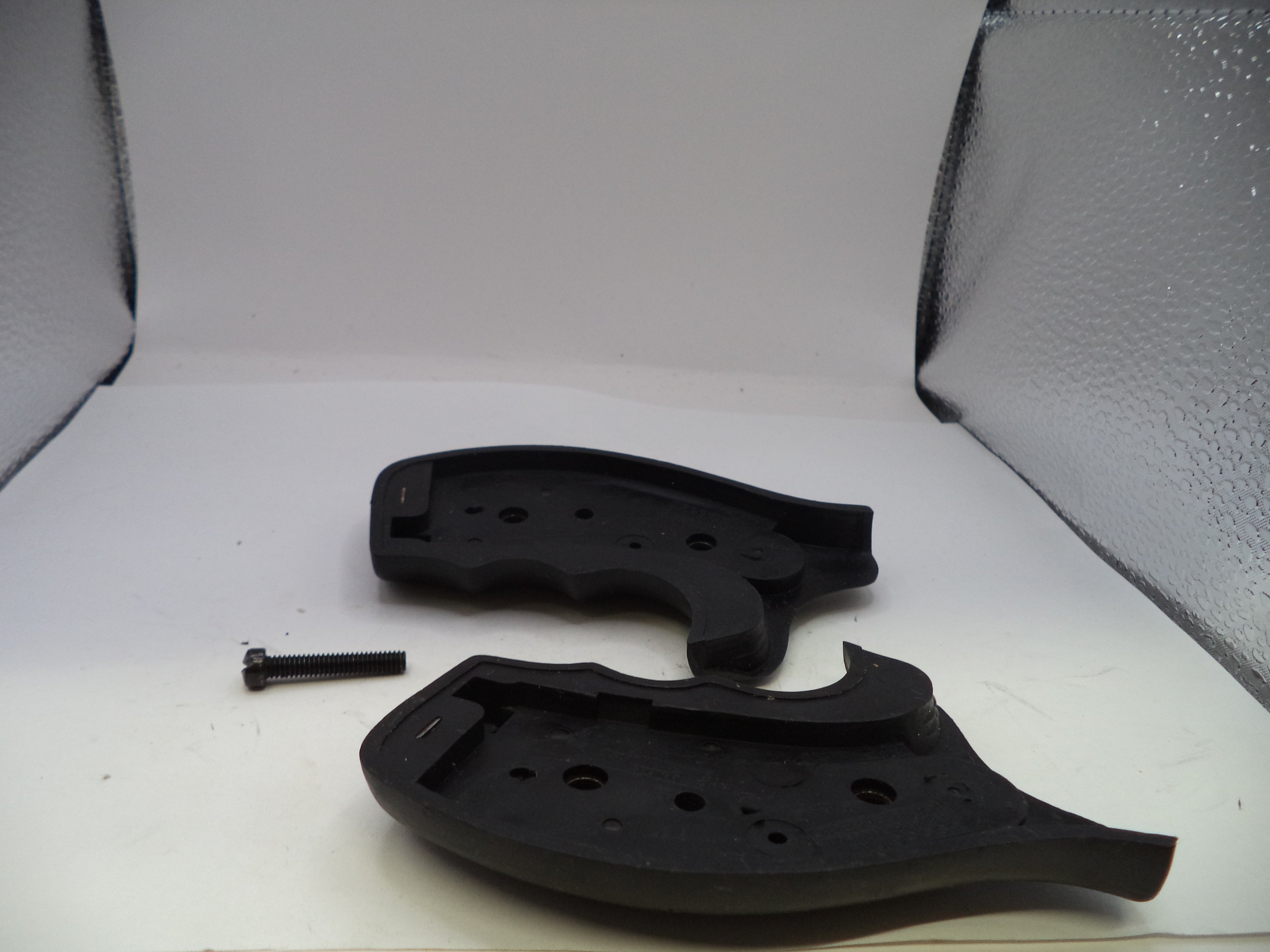 Smith & Wesson K & L Frame Uncle Mike's Round Butt Black Rubber Grips GR19