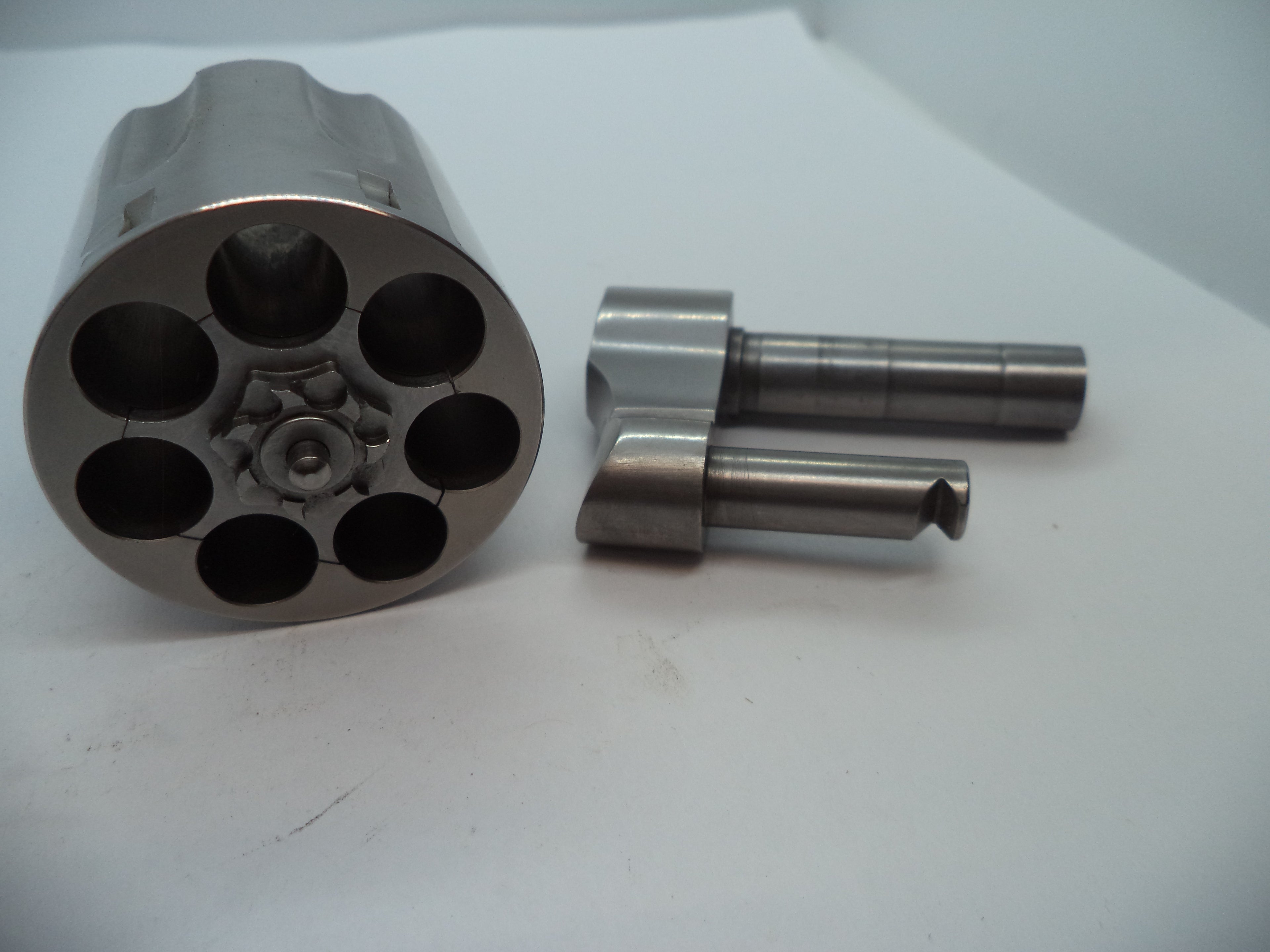 Stainless steel revolver cylinder with model number L686-6 and higher, suitable for 2 1/2 barrel, displayed on a white background with a part number label.