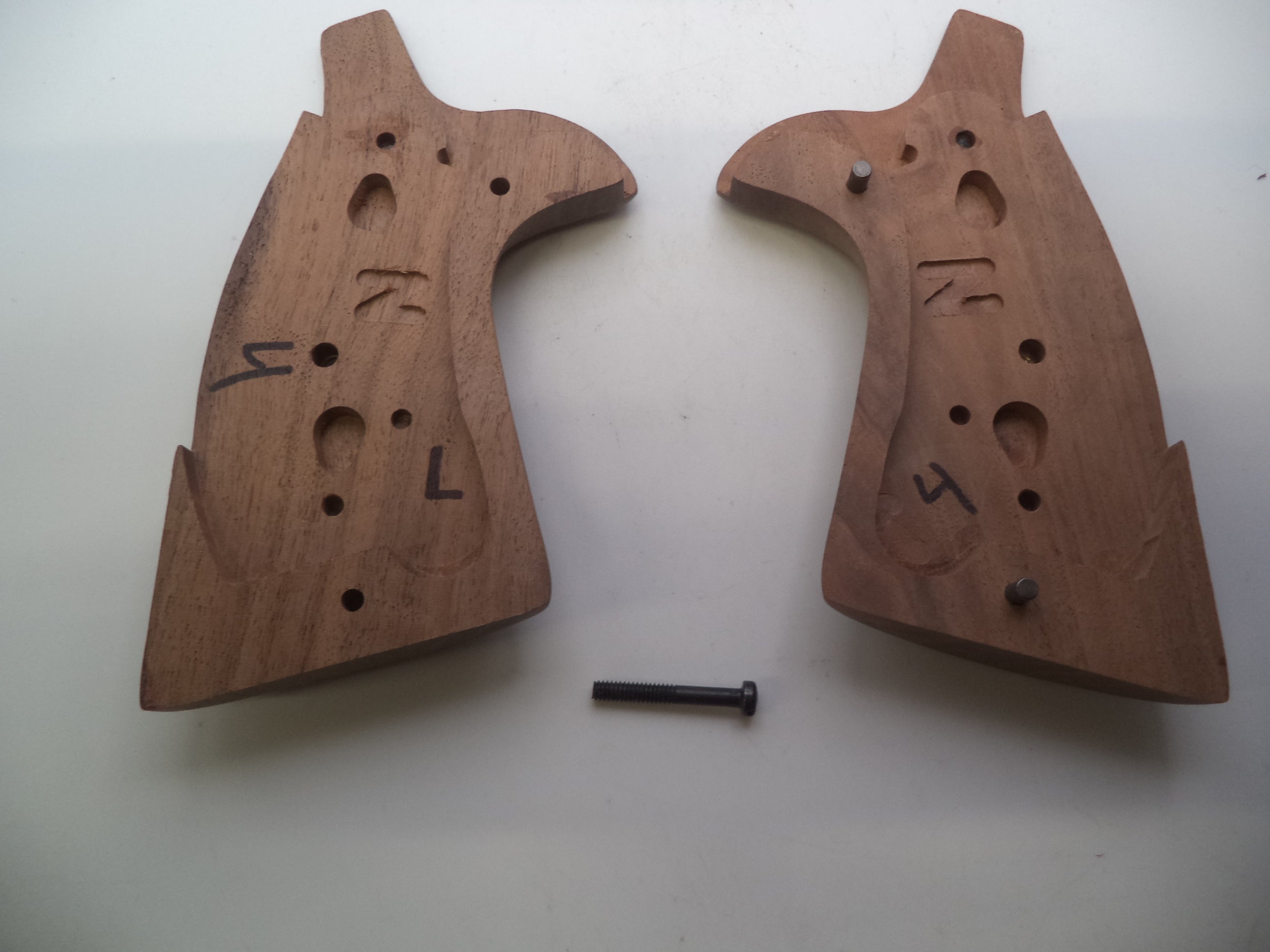 Smith & Wesson N Frame Walnut Target Grips Round Butt Only - 248700000