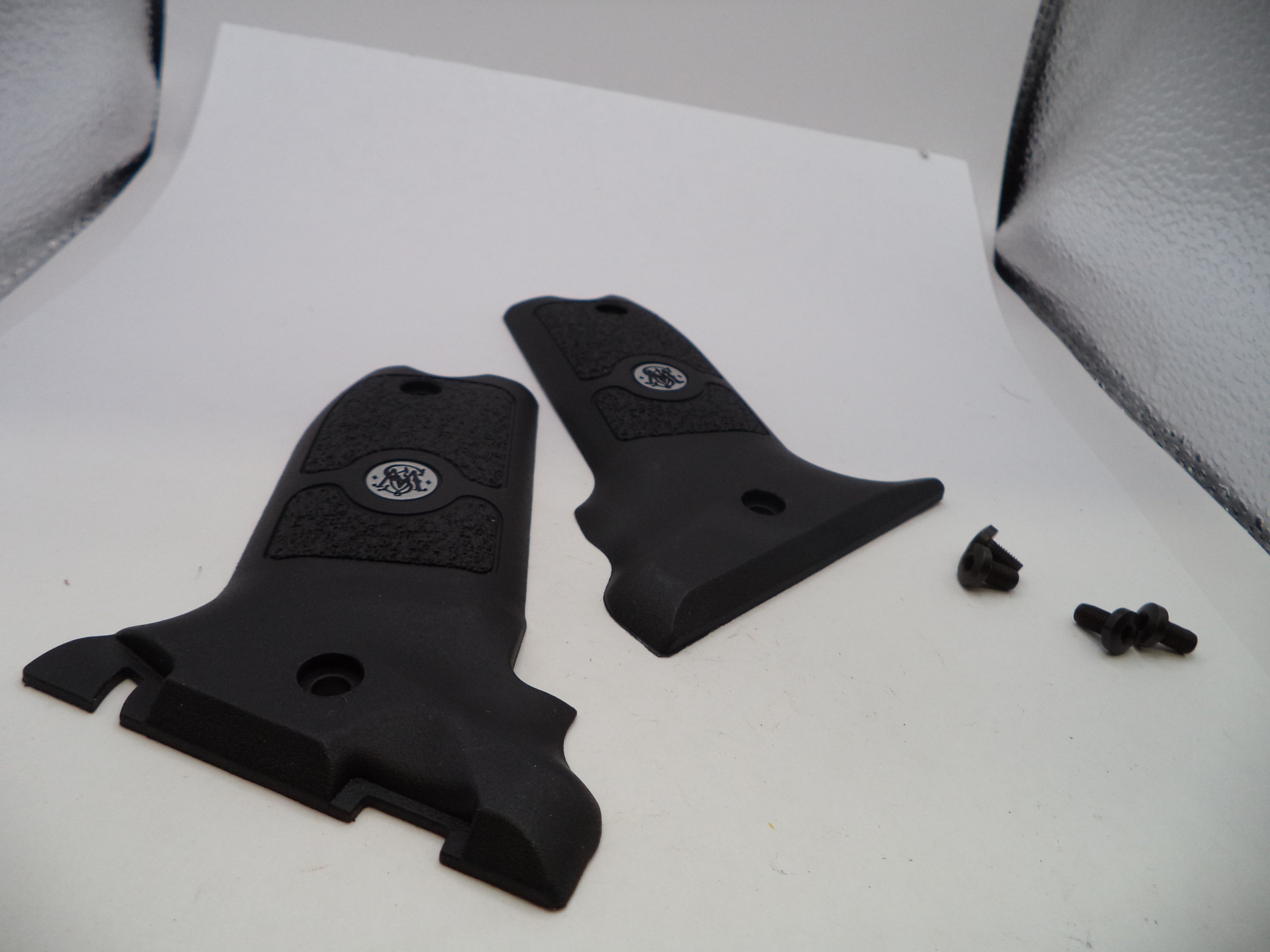 S&W SW22 Victory Pistol Grip Set with 4 Screws .22 LR vic1