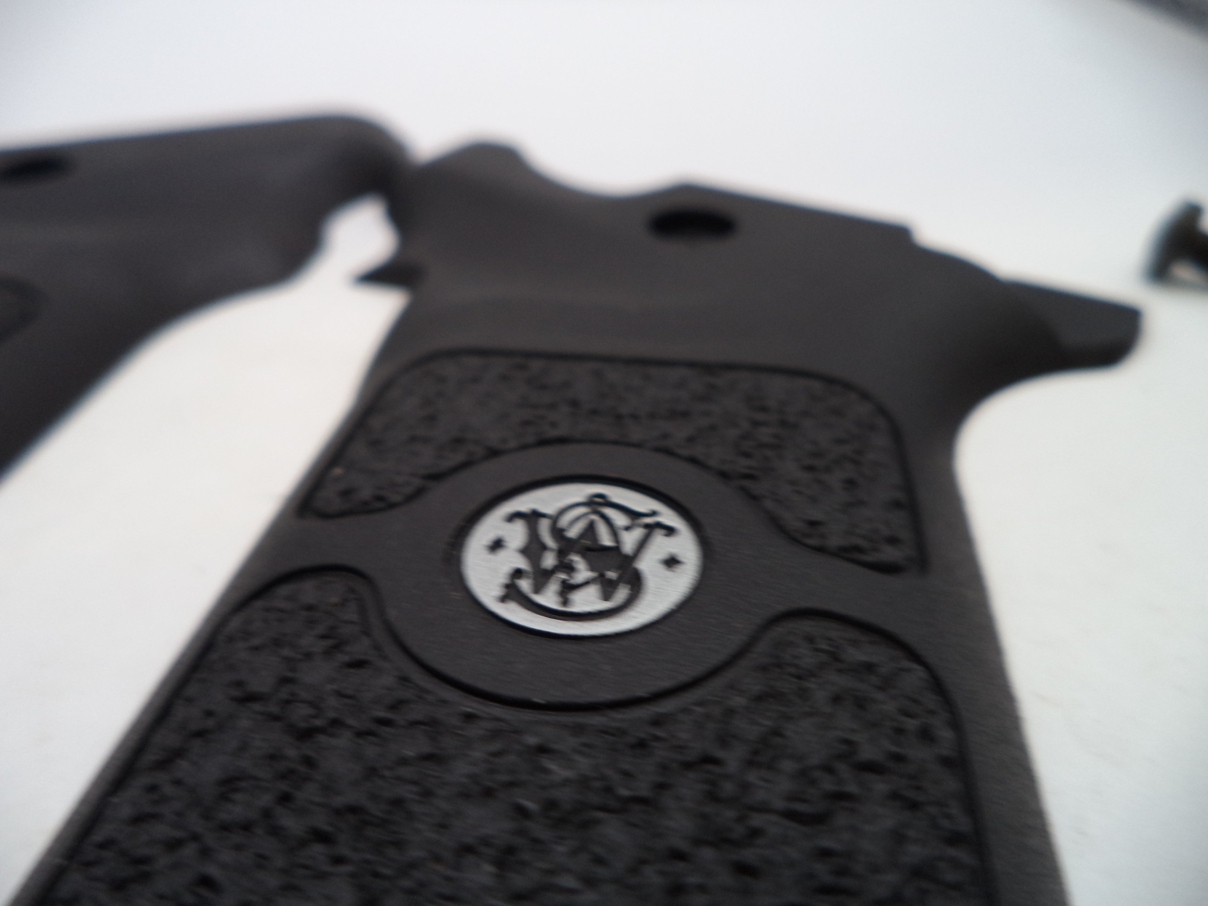 S&W SW22 Victory Pistol Grip Set with 4 Screws .22 LR vic1