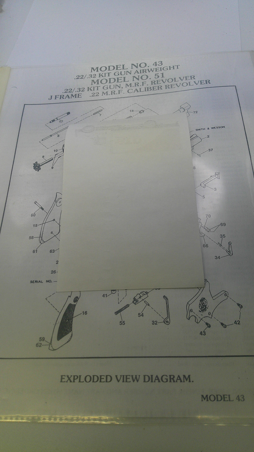 Technical diagram of a model car on a printed sheet with text and labels.
