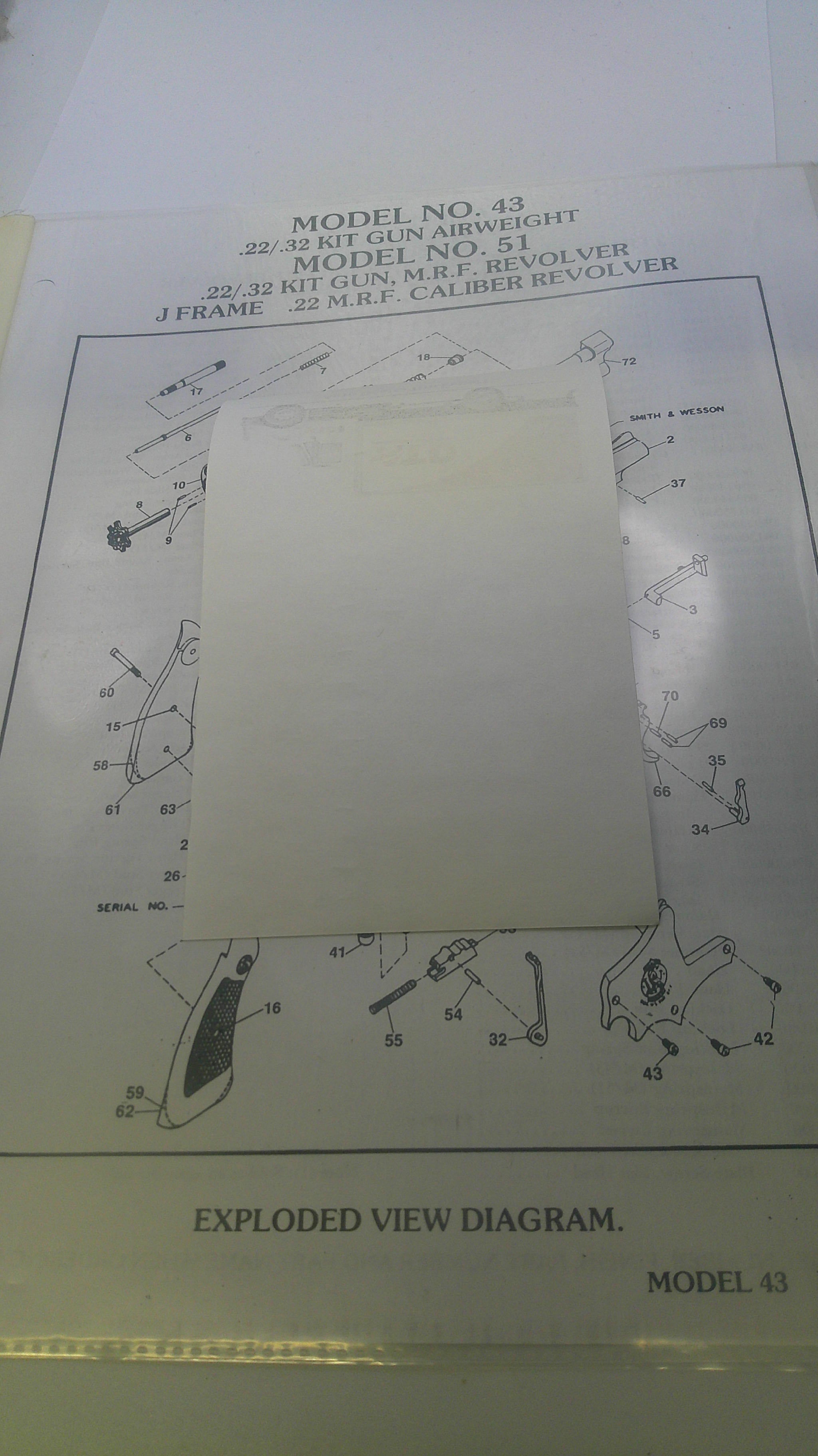 Technical diagram of a model car on a printed sheet with text and labels.