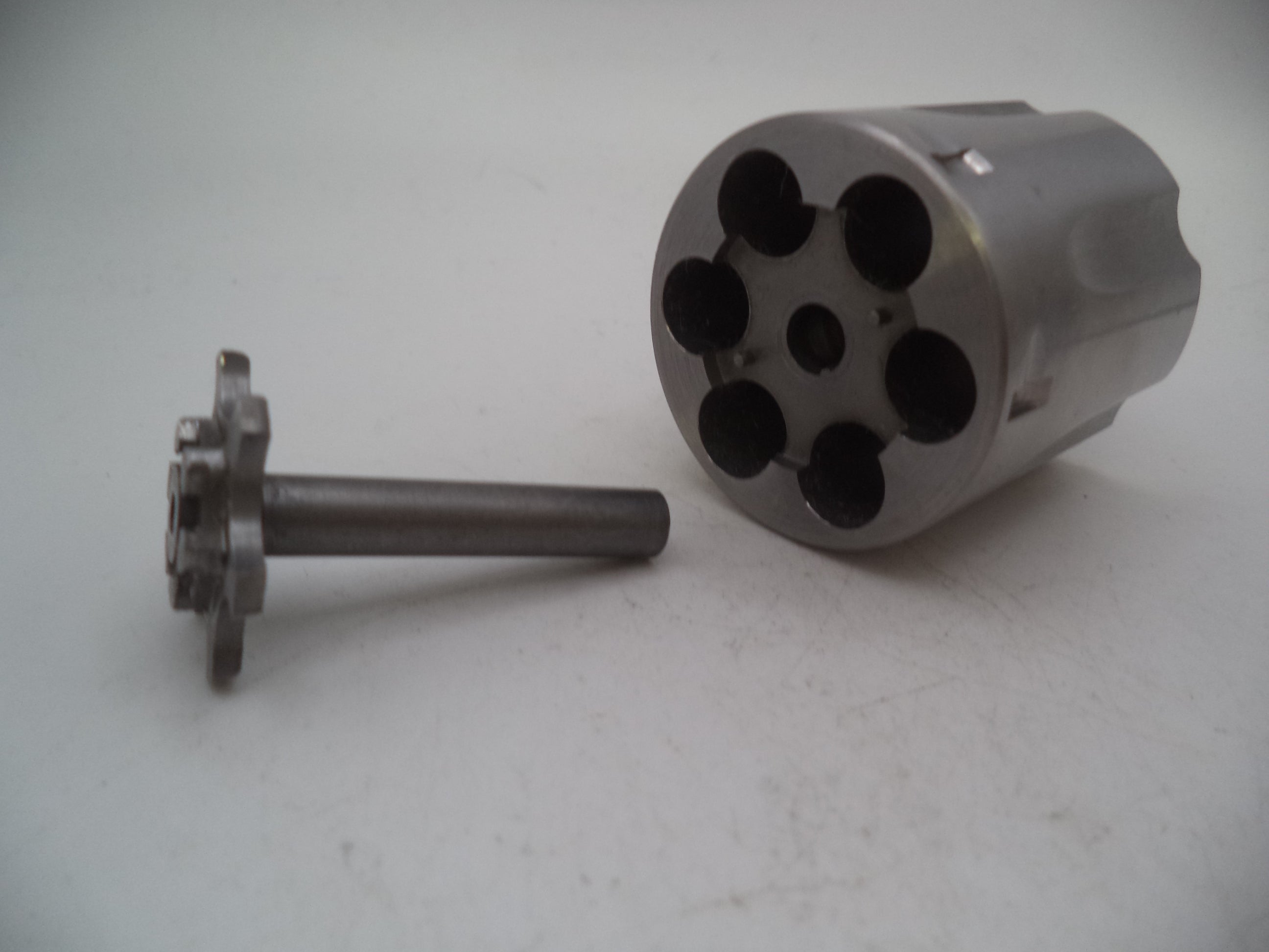 Smith & Wesson L Frame Model 681 Revolver .357 Cylinder w/Extractor Non Recessed Stainless Steel Used 6156A