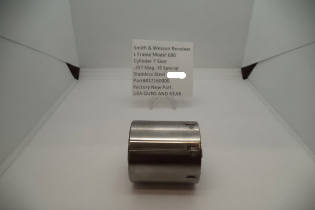 Smith & Wesson Revolver L Frame Model 686 Plus Cylinder Unfluted, displayed on a white background with an information sign above it.