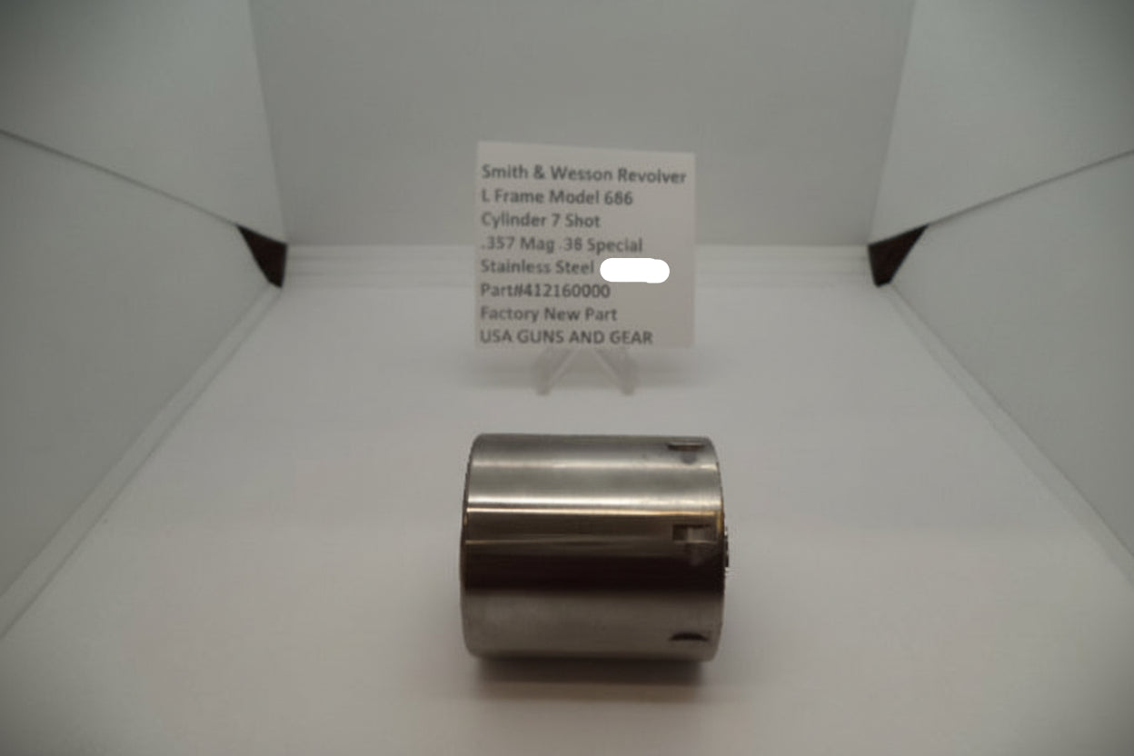 Smith & Wesson Revolver L Frame Model 686 Plus Cylinder Unfluted, displayed on a white background with an information sign above it.