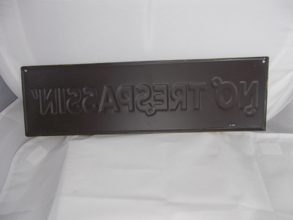 HL046 No Trespassin' Embossed Tin Sign