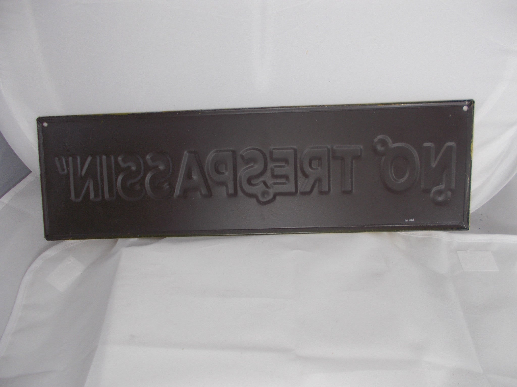 HL046 No Trespassin' Embossed Tin Sign